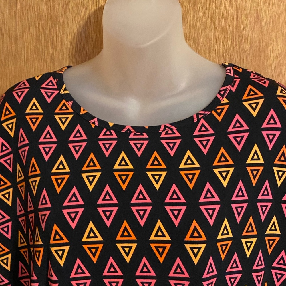 Sz XS LulaRoe Irma Triangle Print Tunic Top - Picture 2 of 5